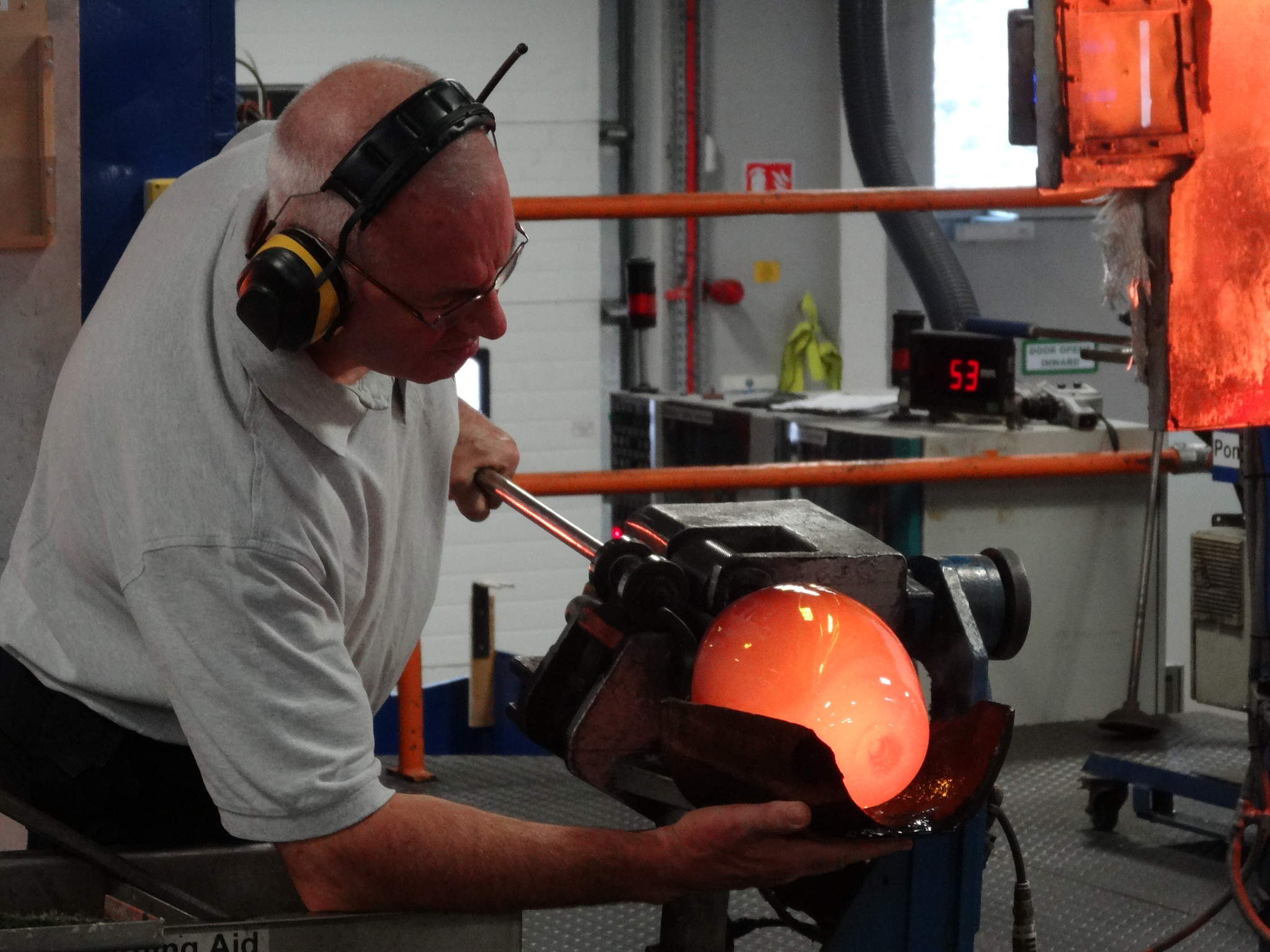 Un artisan travaillant le cristal - <a href=