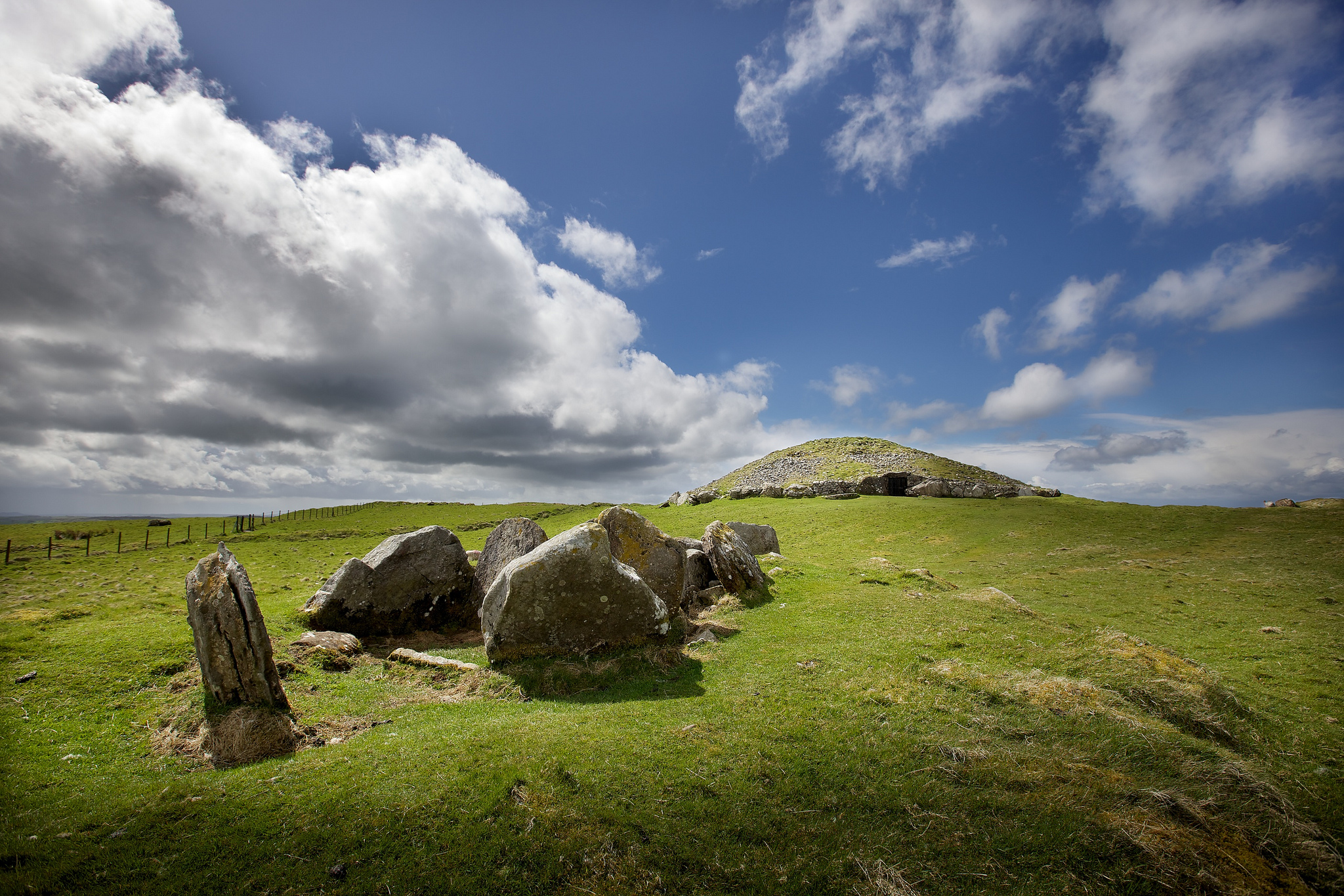 Le Loughcrew Cairns - Michael Foley - cc