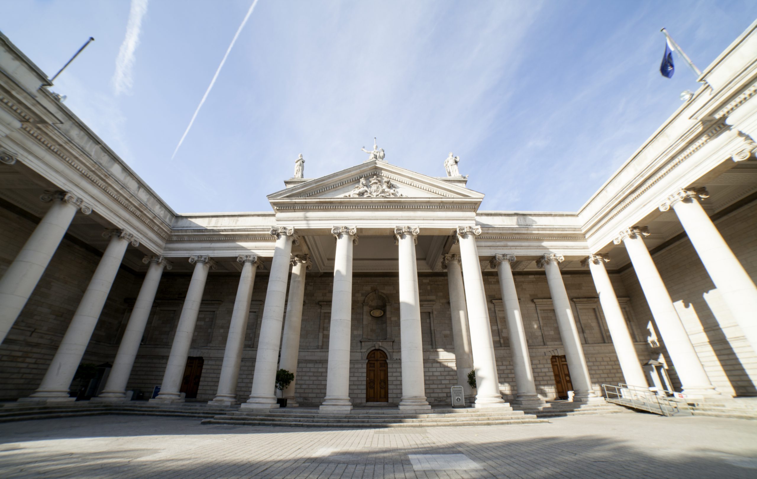 Le Parliament house - Shane Conneely - cc
