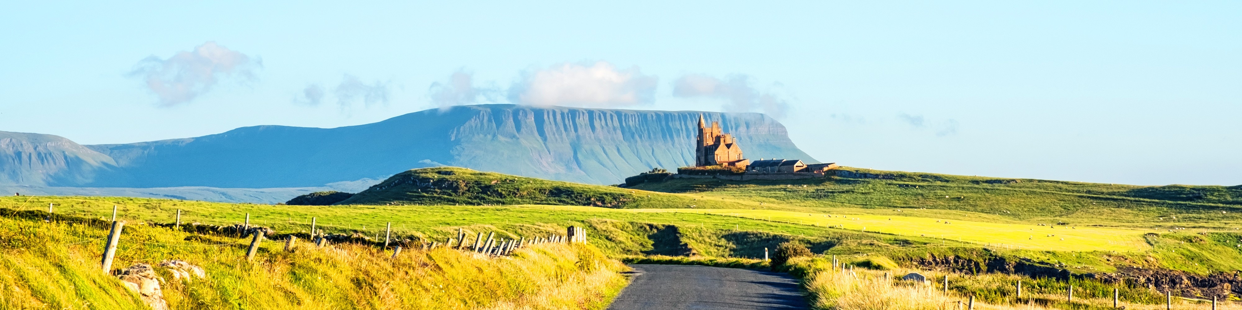 Le Classiebawn castle et la Ben Bulben - © Madrugada Verde