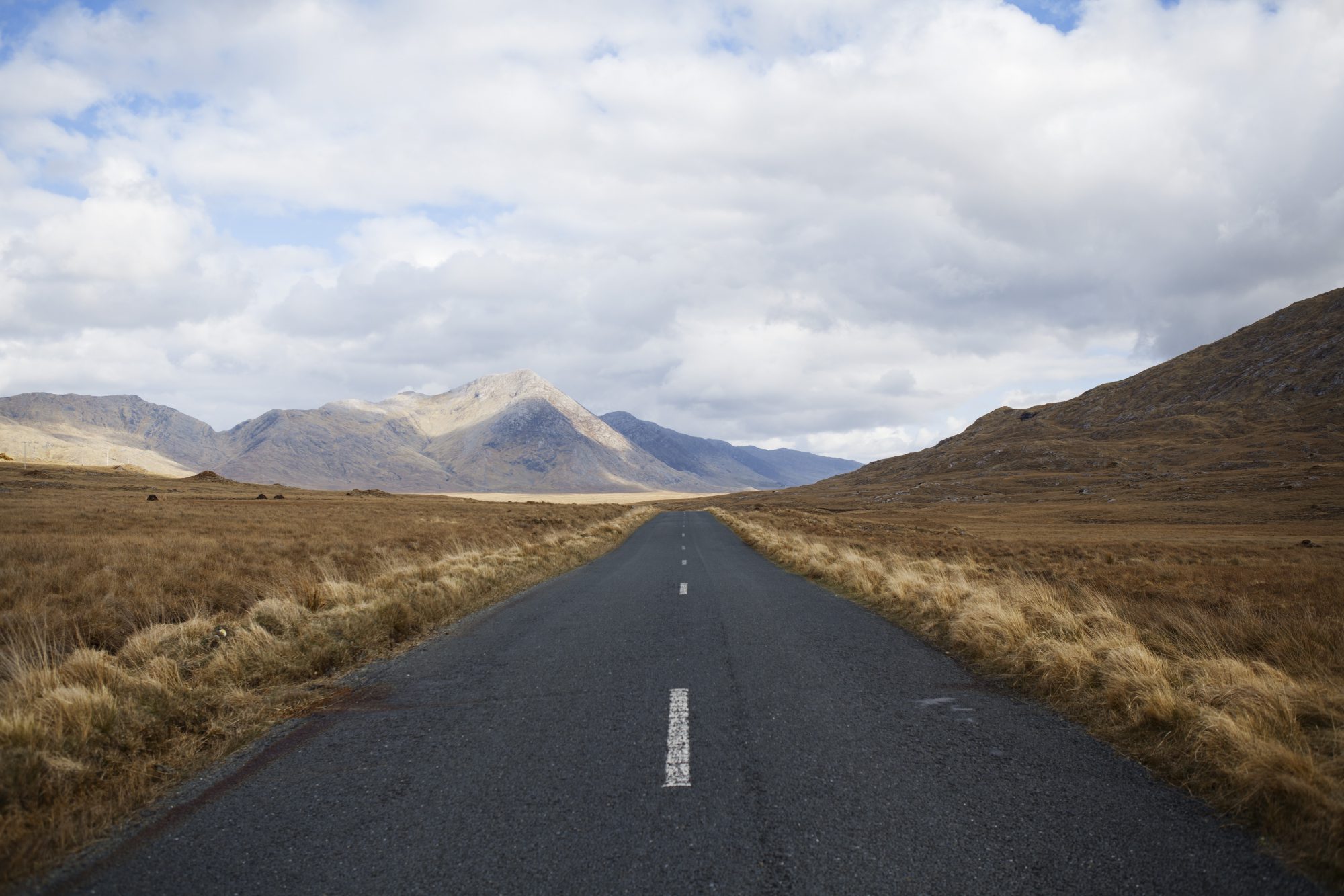 Une route du Connemara - <a href='https://www.flickr.com/photos/aenimation/8997912525/' target='_blank' rel=