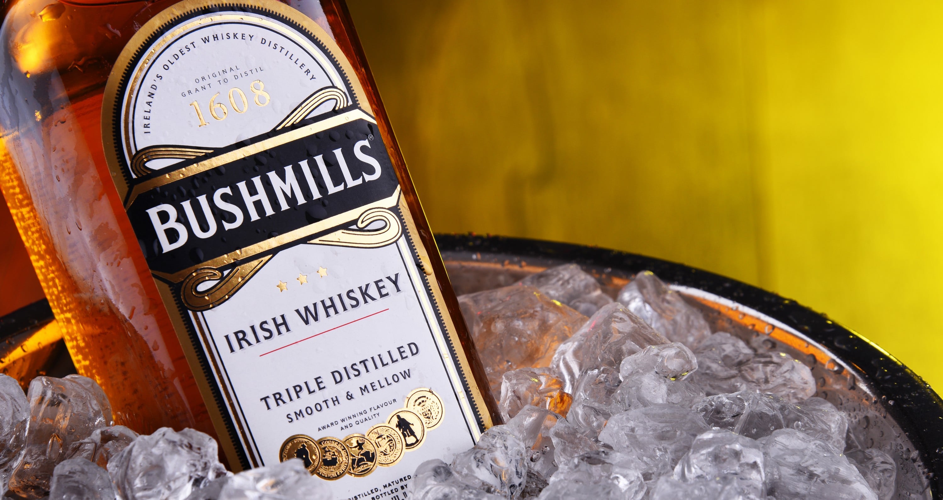 Une bouteille de whiskey Bushmills - ©  monticellllo - stock.adobe.com 