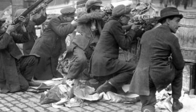 Irish people during Easter Rising - Public Domain