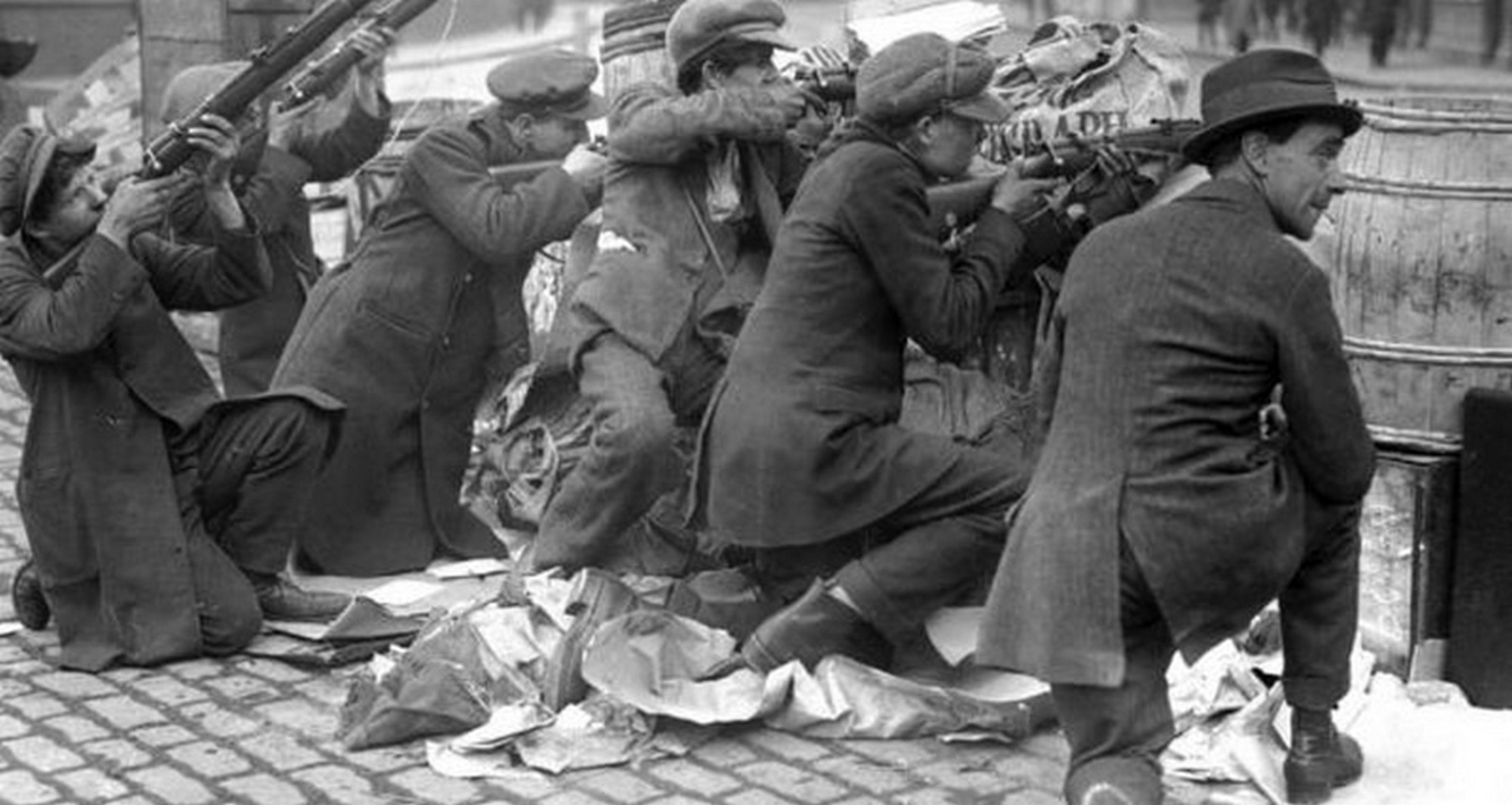 Irish people during Easter Rising - Public Domain