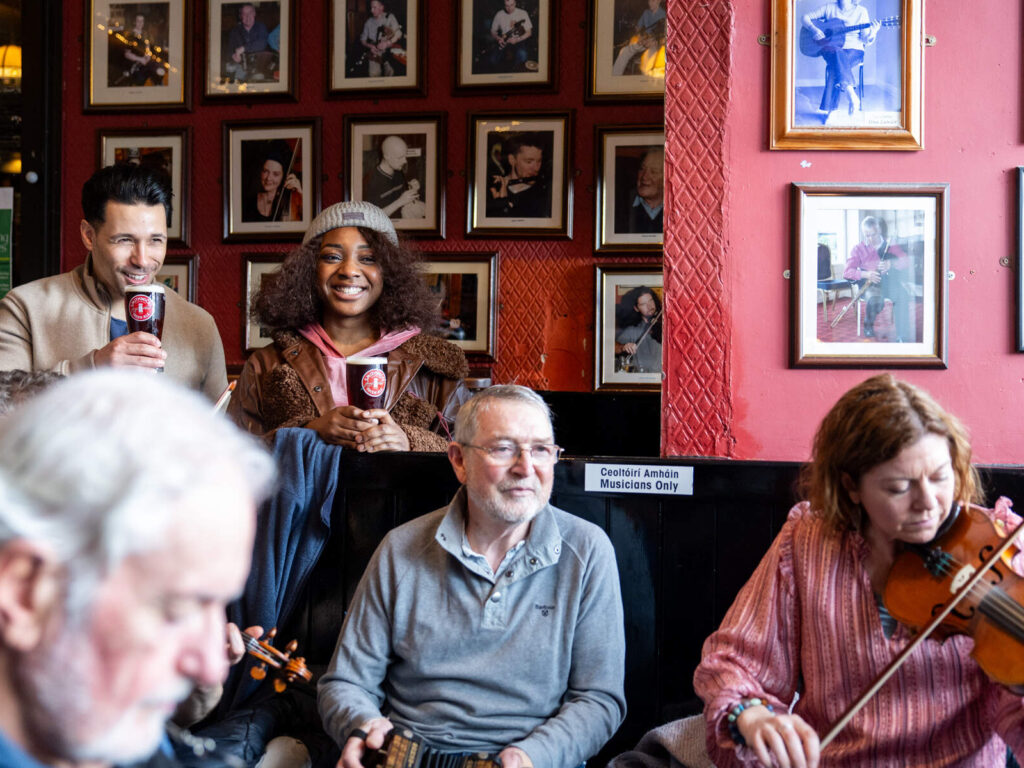 Un moment de craic dans un irish pub -