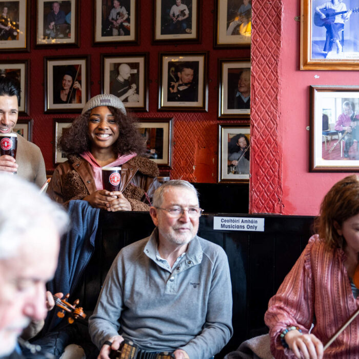 Un moment de craic dans un irish pub -