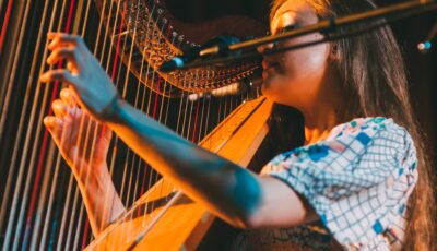 A musician and her harp - Tristan Loper - cc