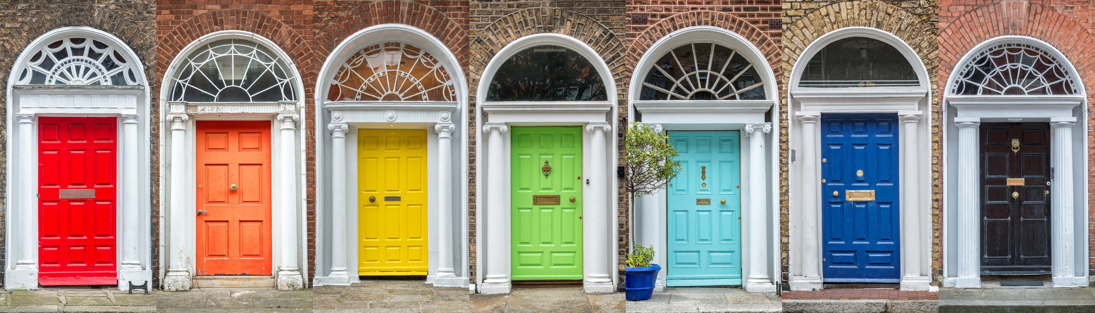 Georgian doors in Dublin - © Delphotostock