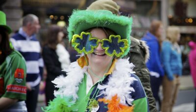Eine Teilnehmerin am St. Patrick's Day - Aurelien Guichard - cc