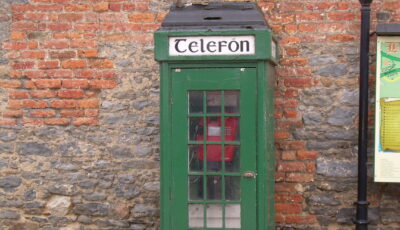 How to call in Ireland? 1 An old Irish telephone box - Shannon McNeice - cc