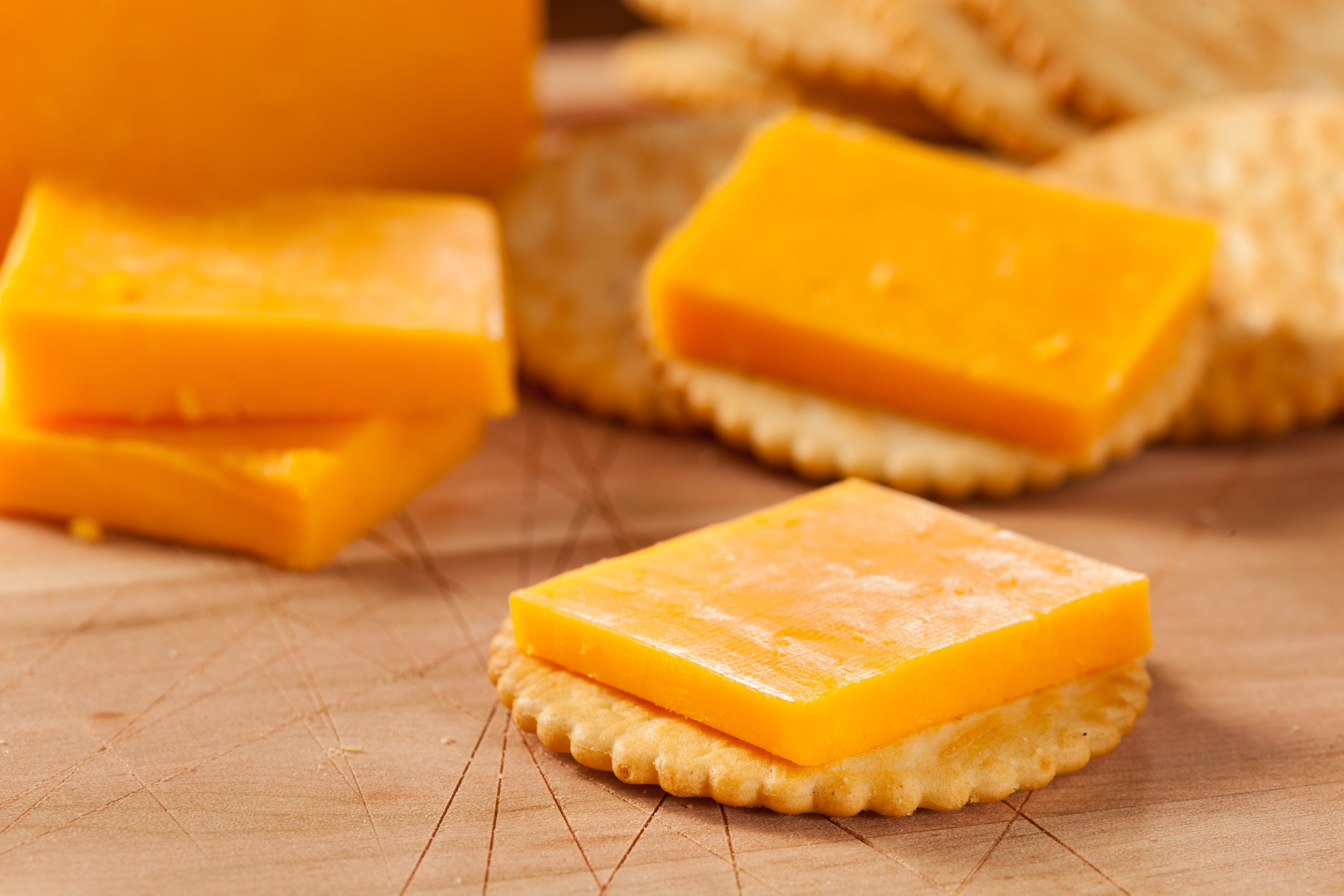Des crackers avec du cheddar irlandais - © bhofack2
