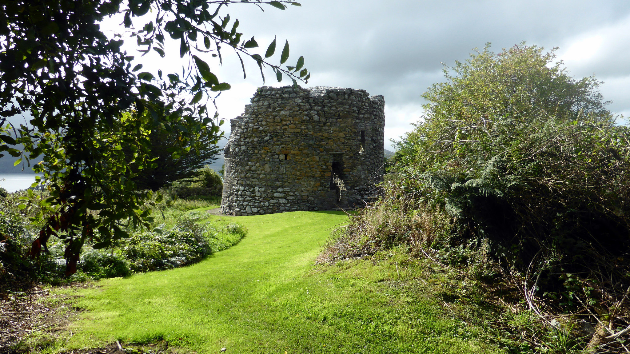 Le Parkavonear Castle - Sean MacEntee - cc