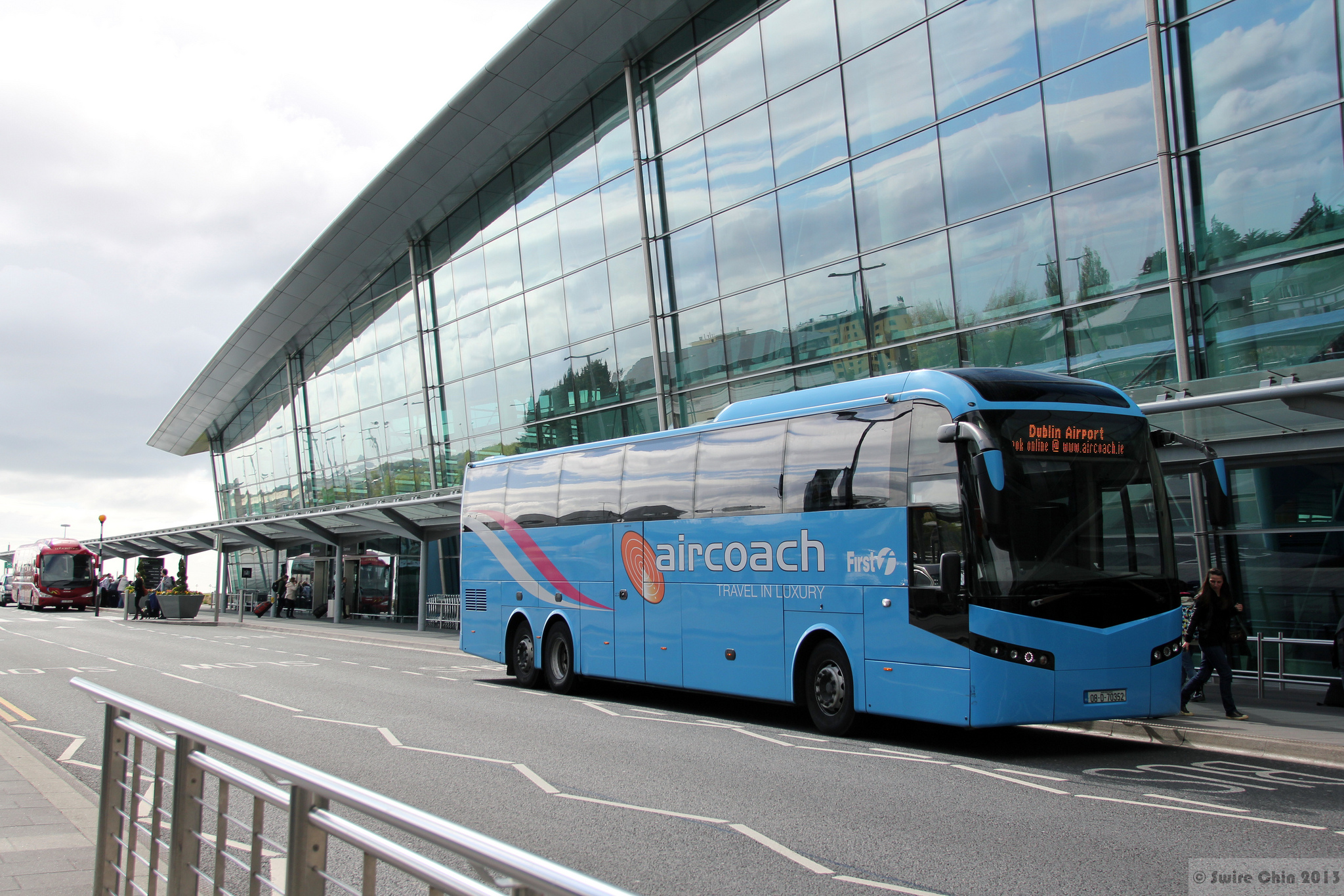 Un bus Aircoach devant l'aéroport de Dublin - Canadian Pacific - cc