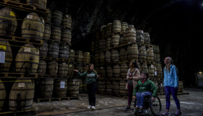 Whiskeyfässer in der Kilbeggan Distillery - ©Failte Ireland