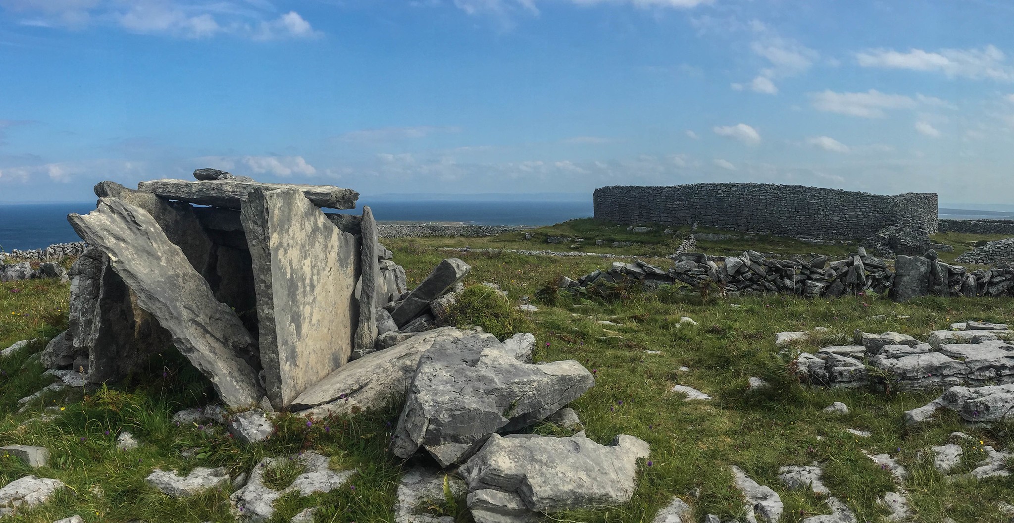 Le Dún Eochla et un site mégalithique - Chris Brooks - cc