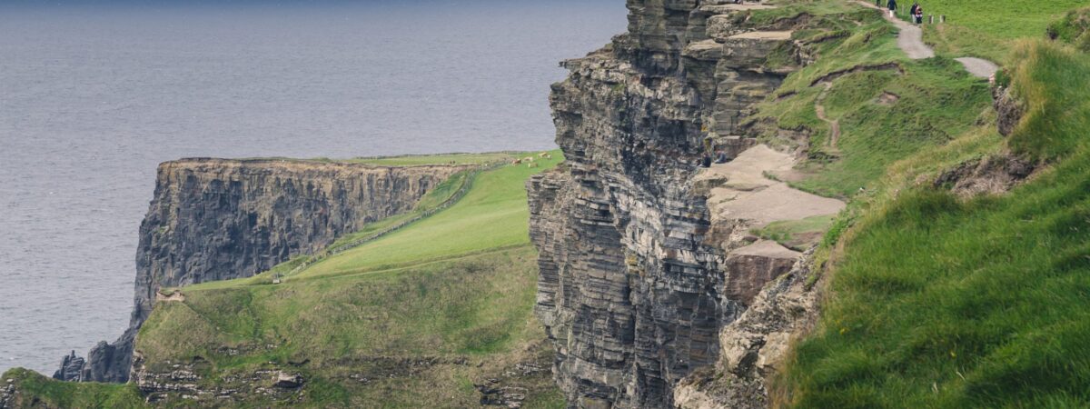 Des touristes sur les Falaises de Moher - mdurinik