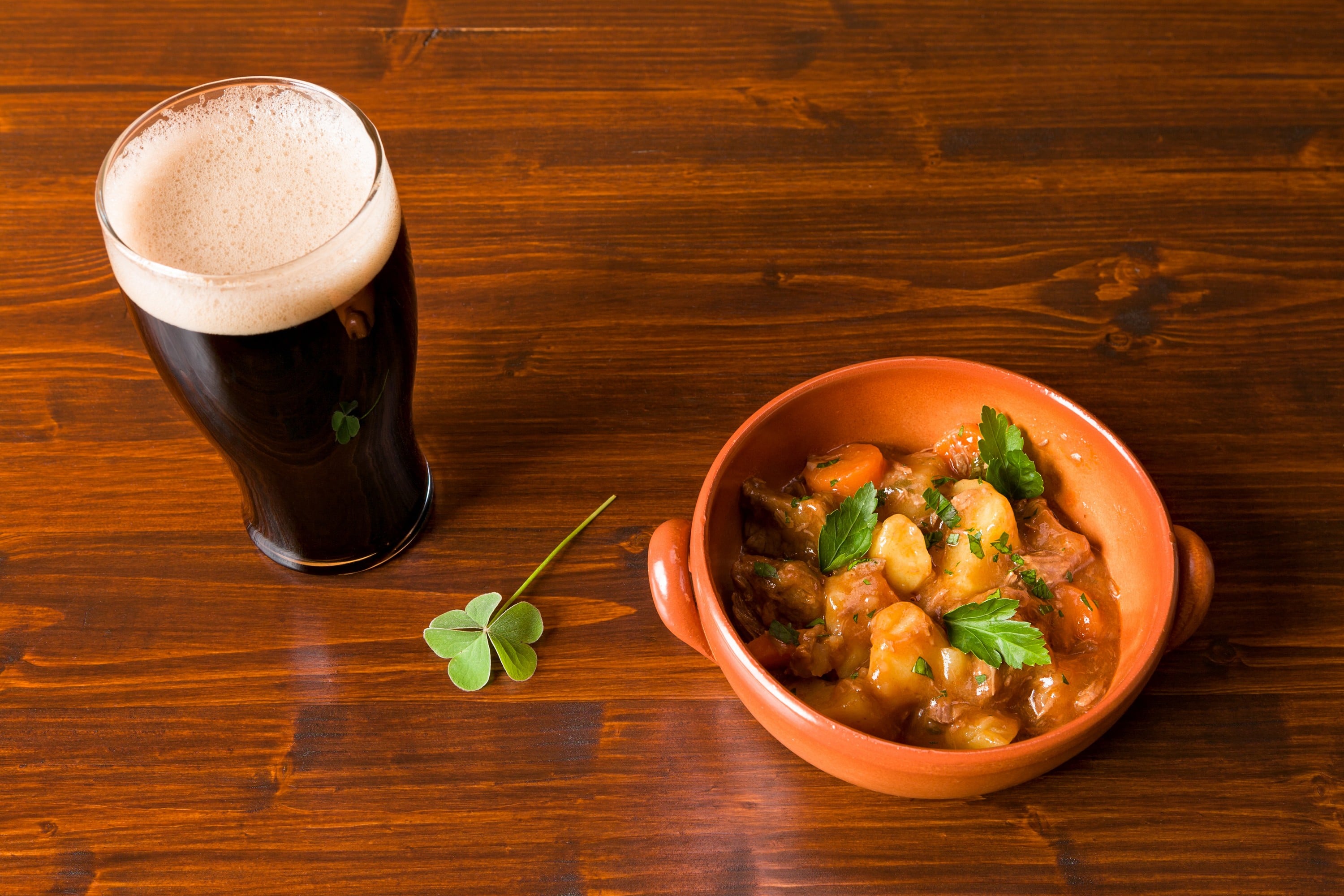 Un irish stew avec une pinte de stout - © luigimorbidelli