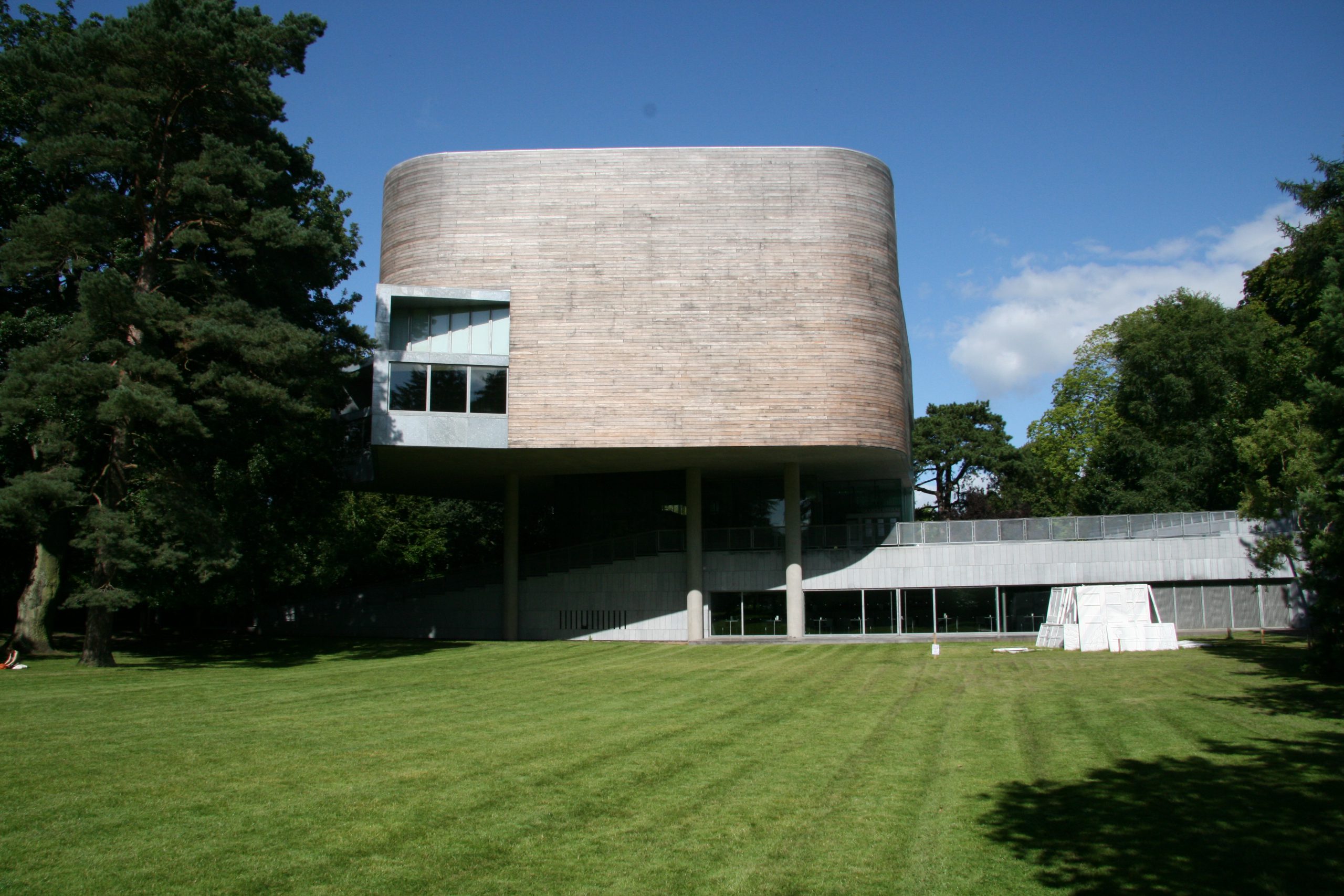La Lewis Glucksman Gallery - R_uu_t - cc