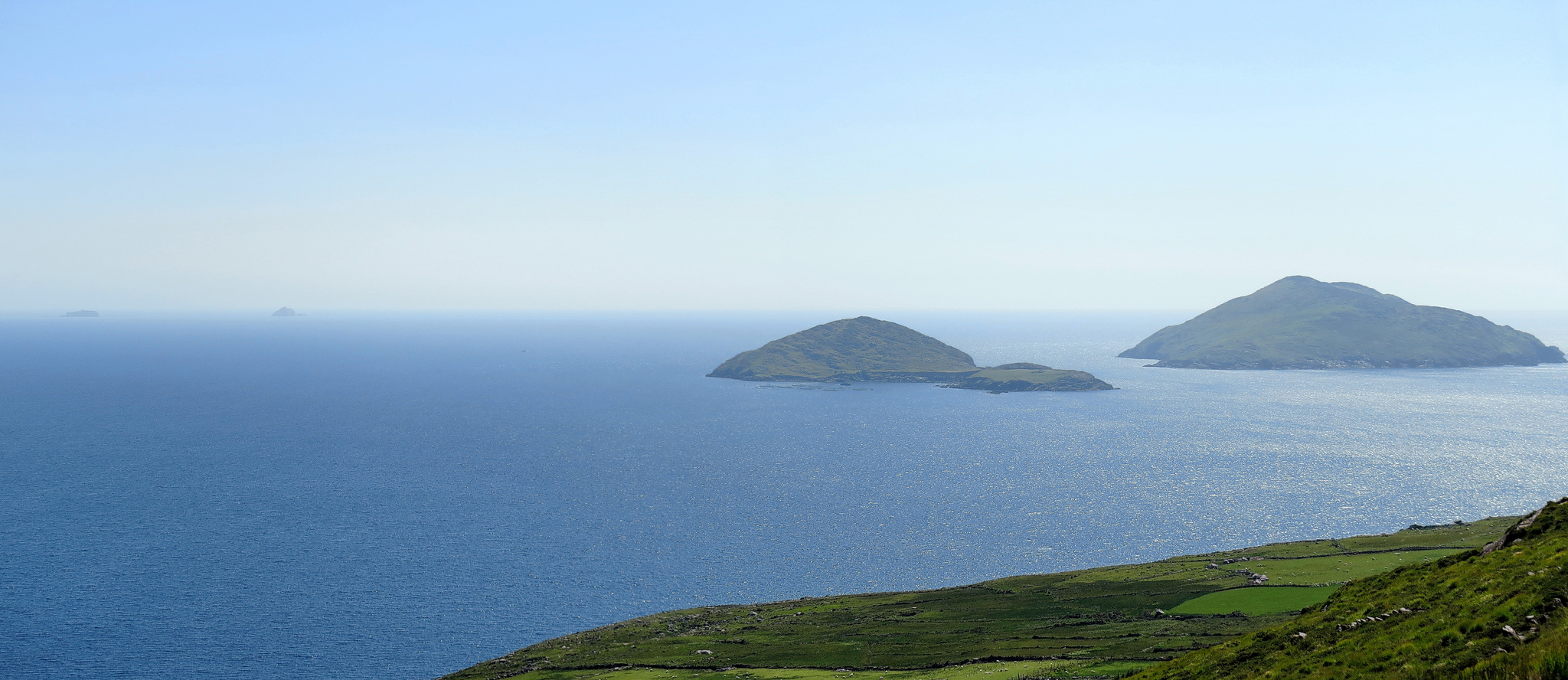 Deenish Island à gauche et Scariff Island à droite - Robert Linsdell - cc