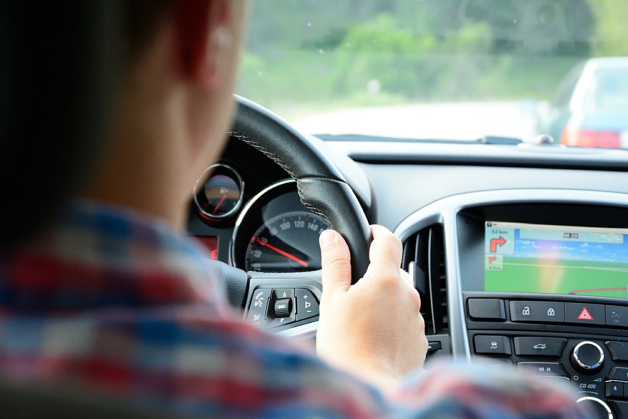 Un conducteur et son GPS - Domaine public