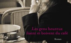 les gens heureux lisent et boivent du cafe