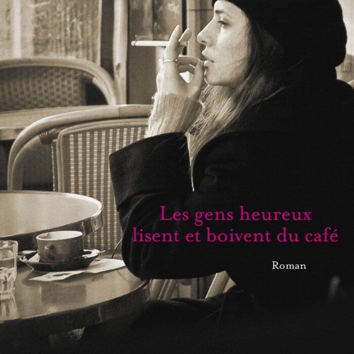 les gens heureux lisent et boivent du cafe