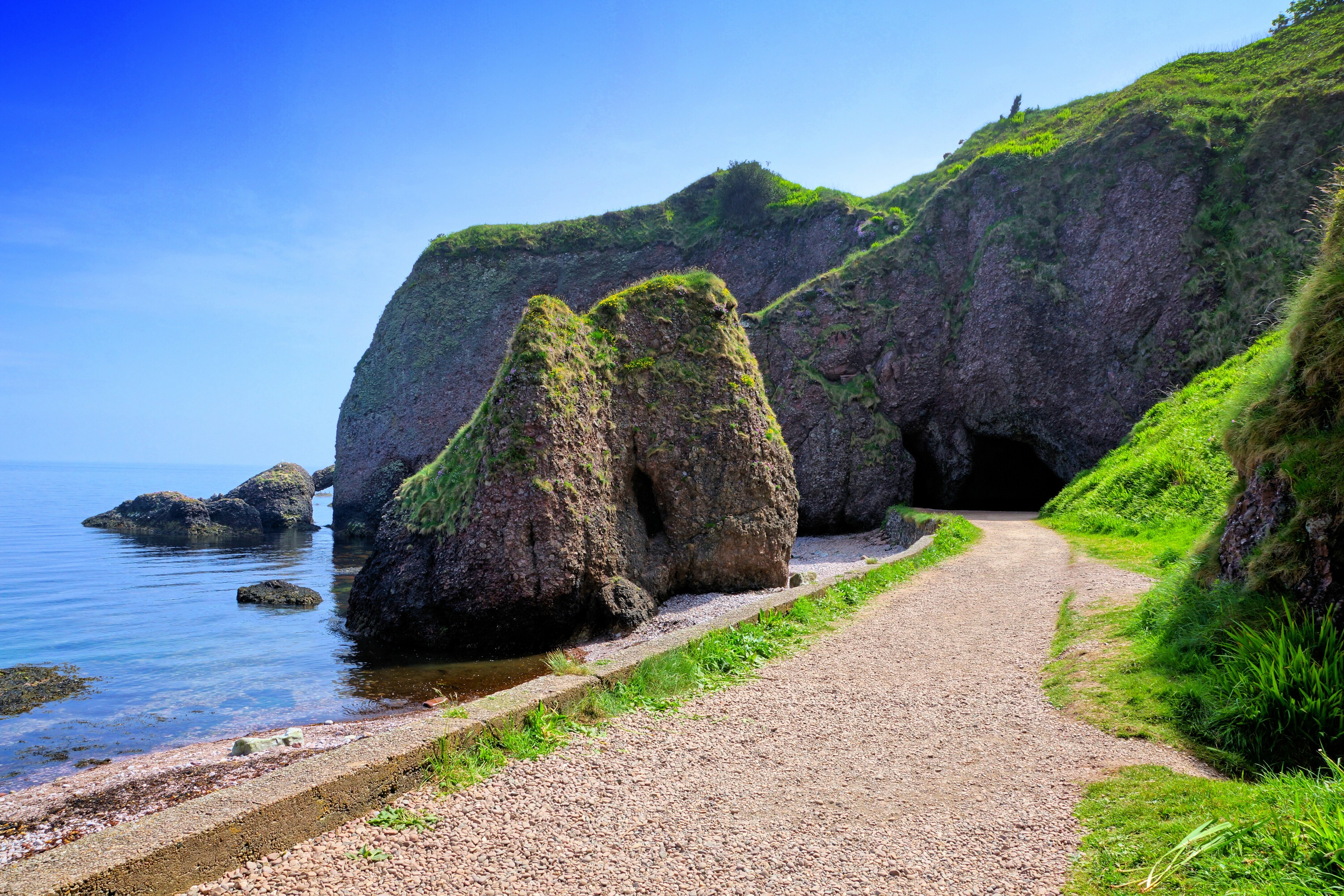 Les Cushendun caves - © Jenifoto 