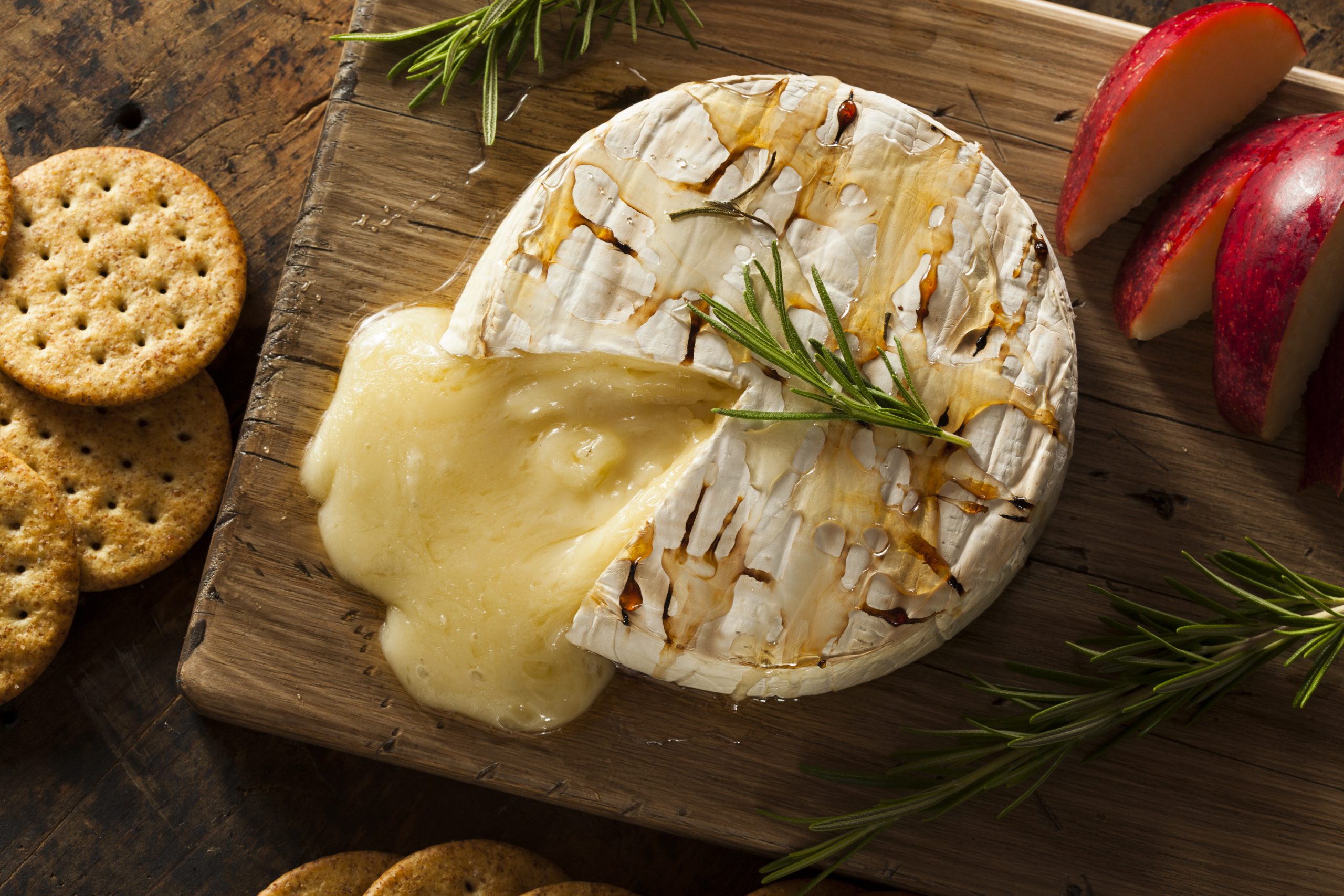 Un brie Ballyoak cuit au four avec du miel - bhofack2