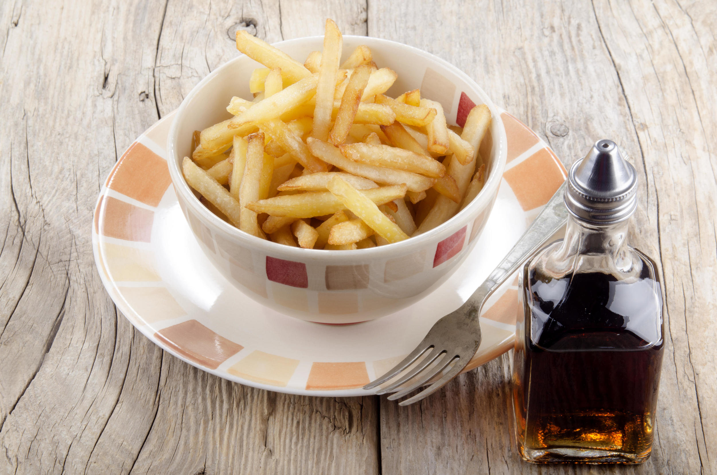 Un bol de frites et du Malt Vinegar