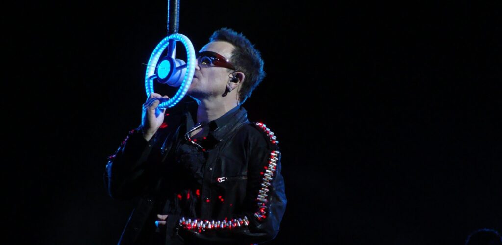 Bono en plein concert - Domaine public