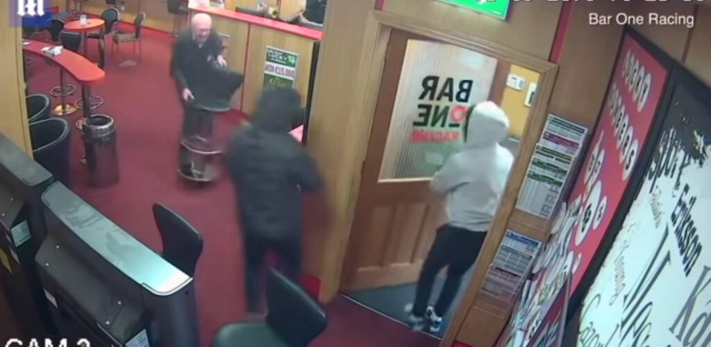 Denis O'Connor en train de défendre le bar 