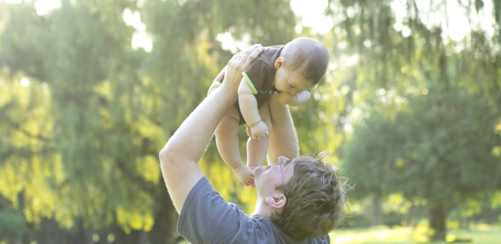 Un bébé et son père -  Andrea Ferreira - cc