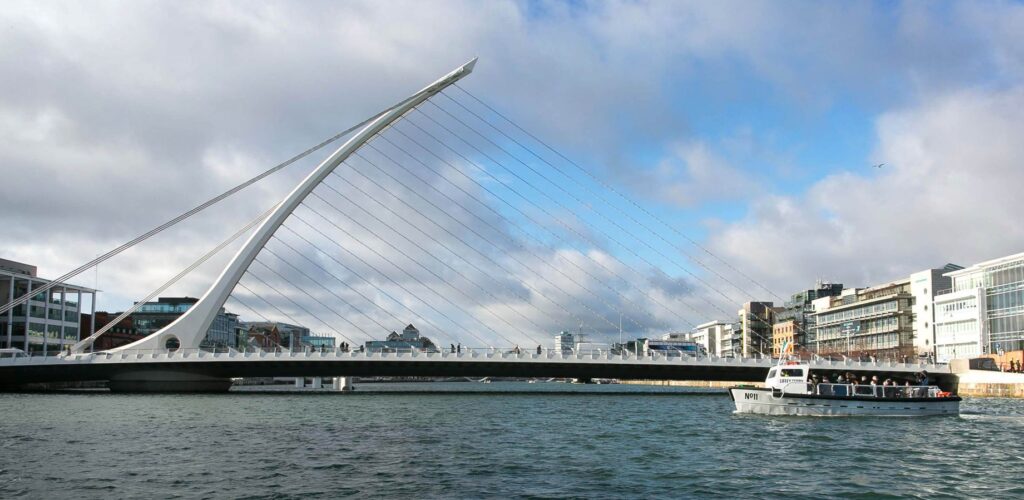 Le Ferry N°11 en pleine traversée de la Liffey - Shane O'Neill, SON Photographic