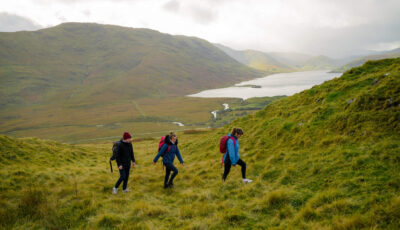 Le Lough Nafooey et des randonneurs -  ©Joyce Country and Western Lakes Geopark