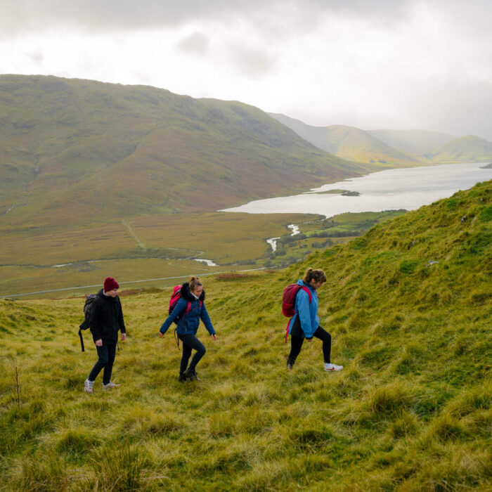 Le Lough Nafooey et des randonneurs -  ©Joyce Country and Western Lakes Geopark