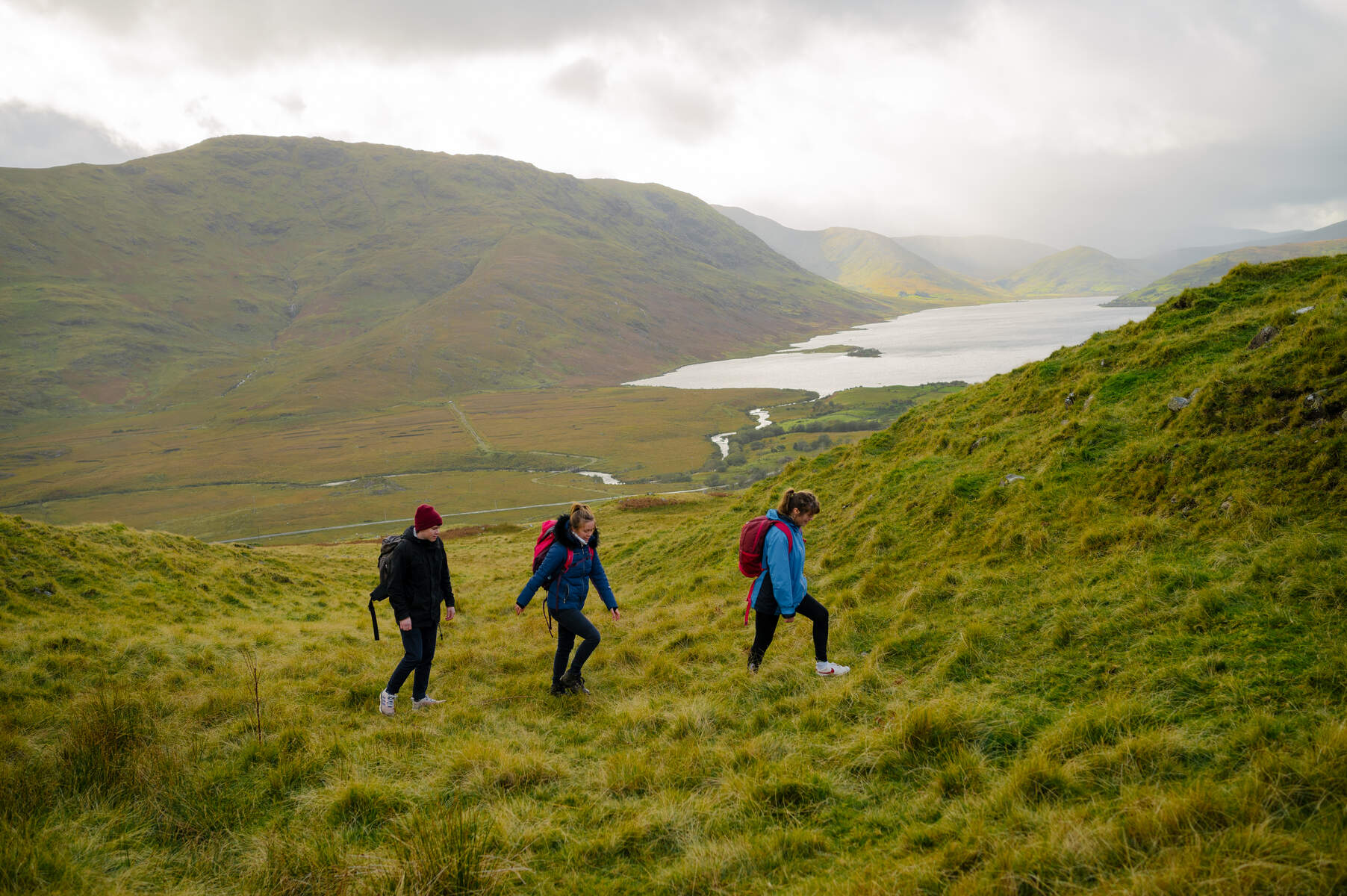 Le Lough Nafooey et des randonneurs -  ©Joyce Country and Western Lakes Geopark
