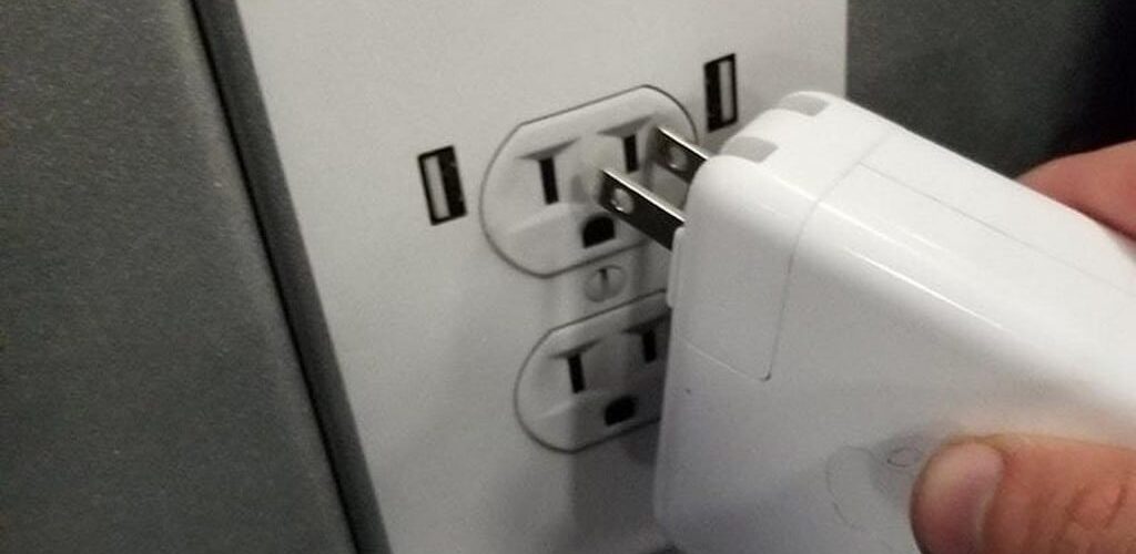 Une fausse prise murale installée au sein de l'aéroport de Dublin