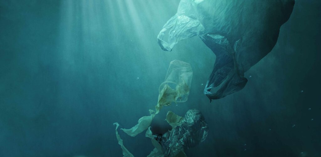 Des déchets plastiques dans l'océan - stokkete