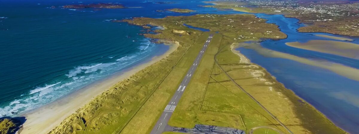 La piste d'atterrissage de l'aéroport de Donegal