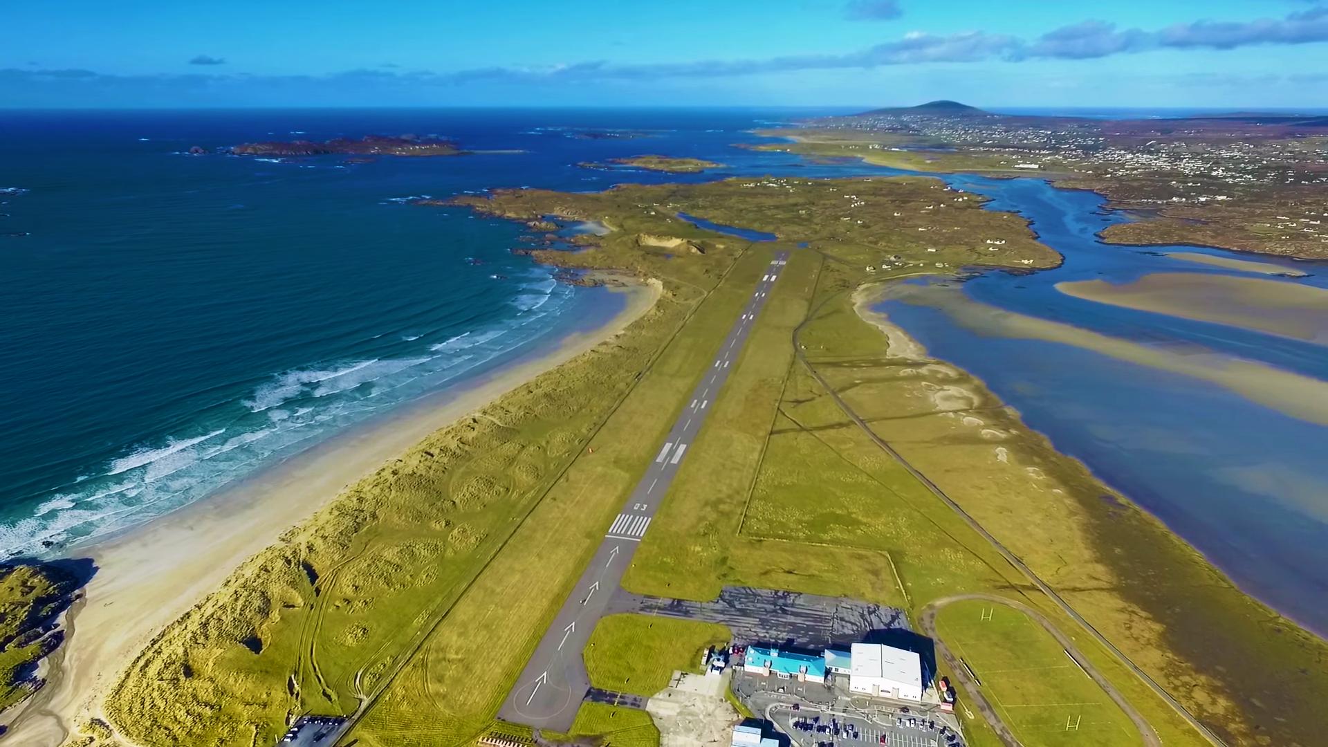 La piste d'atterrissage de l'aéroport de Donegal