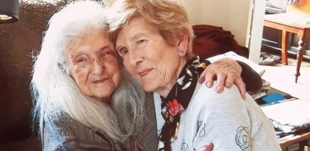 Insolite: an 82-year-old Irish woman meets her 103-year-old mother for the first time