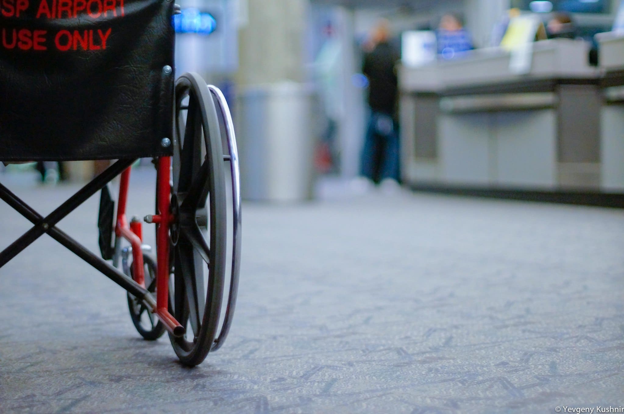 Un fauteuil roulant dan sun aéroport irlandais - Jenya Kushnir - cc