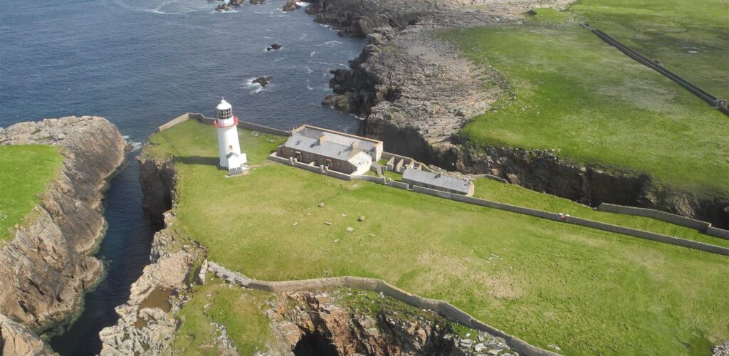 A cottage and its lighthouse for sale in Ireland for €75,000