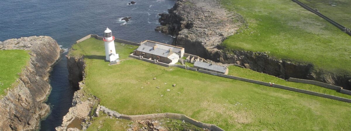 Le phare et son cottage de Rathlin O'Birne island actuellement en vente