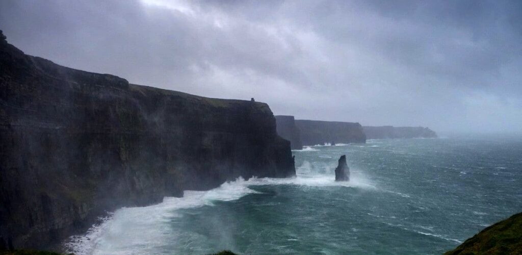 Die Cliffs of Moher riskieren Sturm Lorenzo