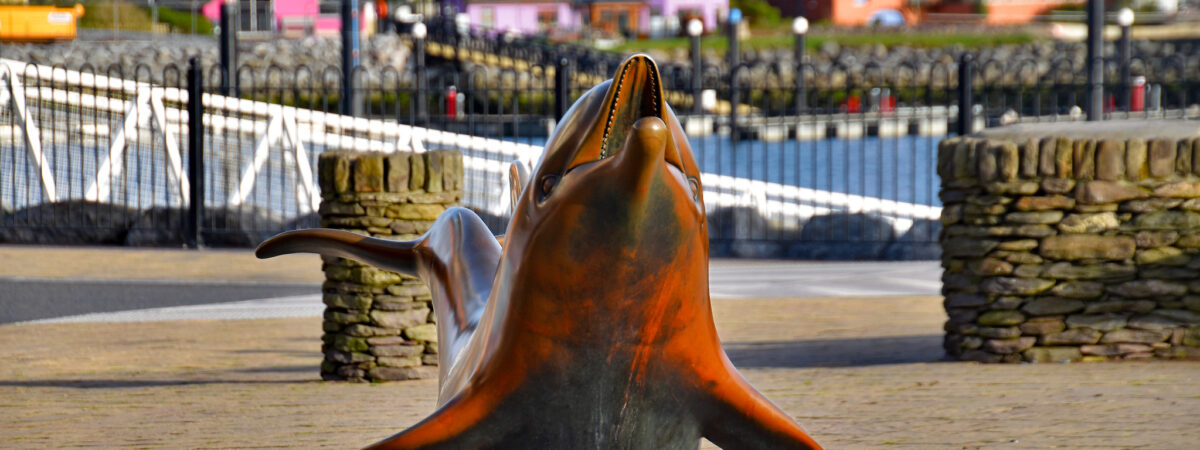 Une statue hommage à Fungie, à Dingle - Ron Cogswell - cc