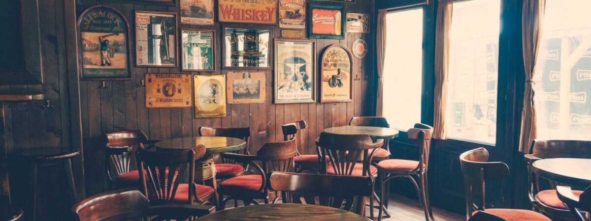 Un irish pub - Photo by Nikola Jovanovic