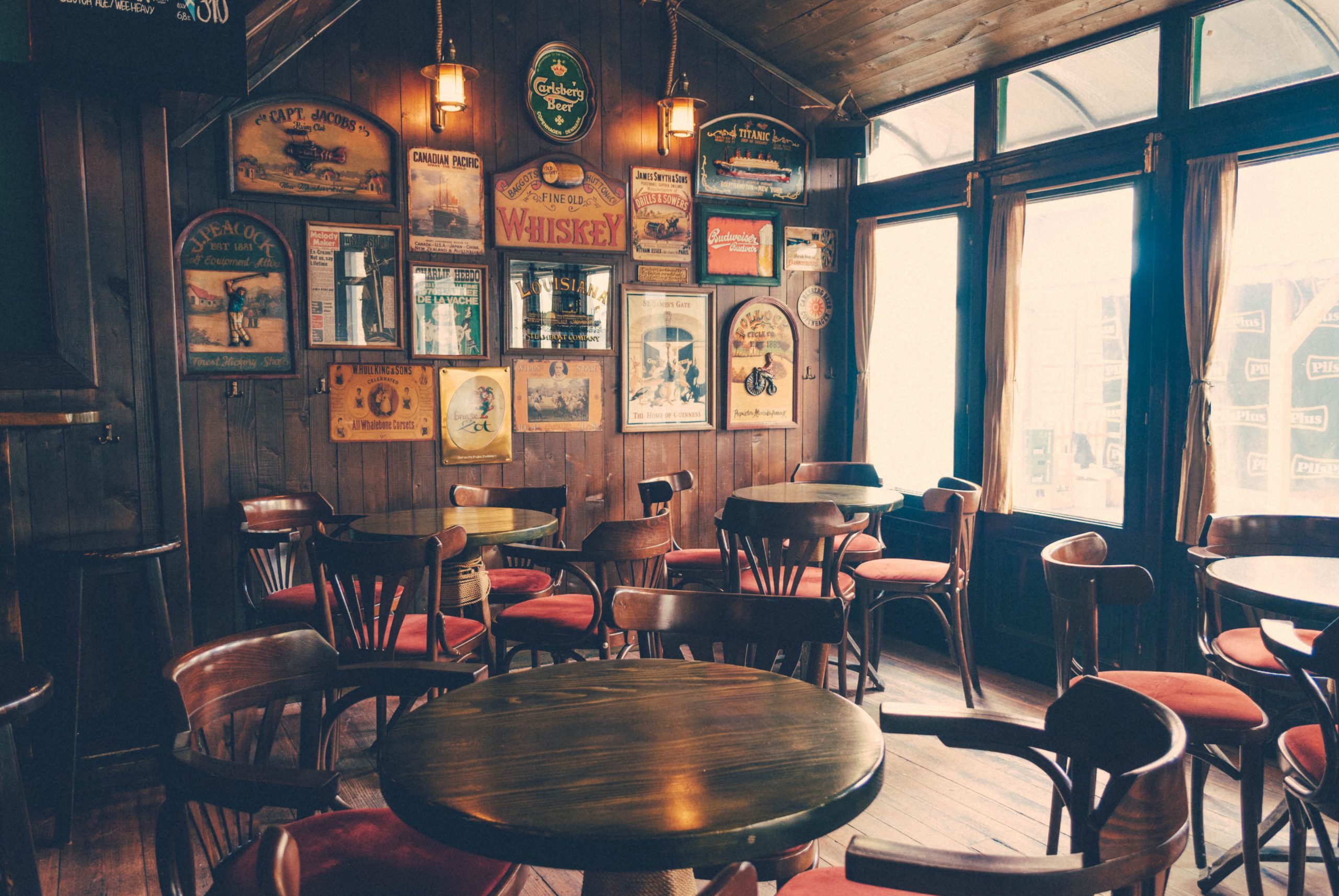Un irish pub - Photo by Nikola Jovanovic