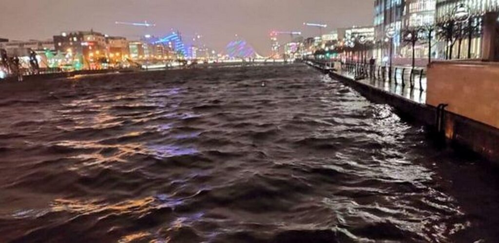 Dublin: the Liffey on the verge of overflowing