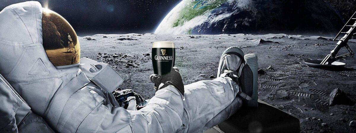 Un astronaute buvant une Guinness dans l'espace